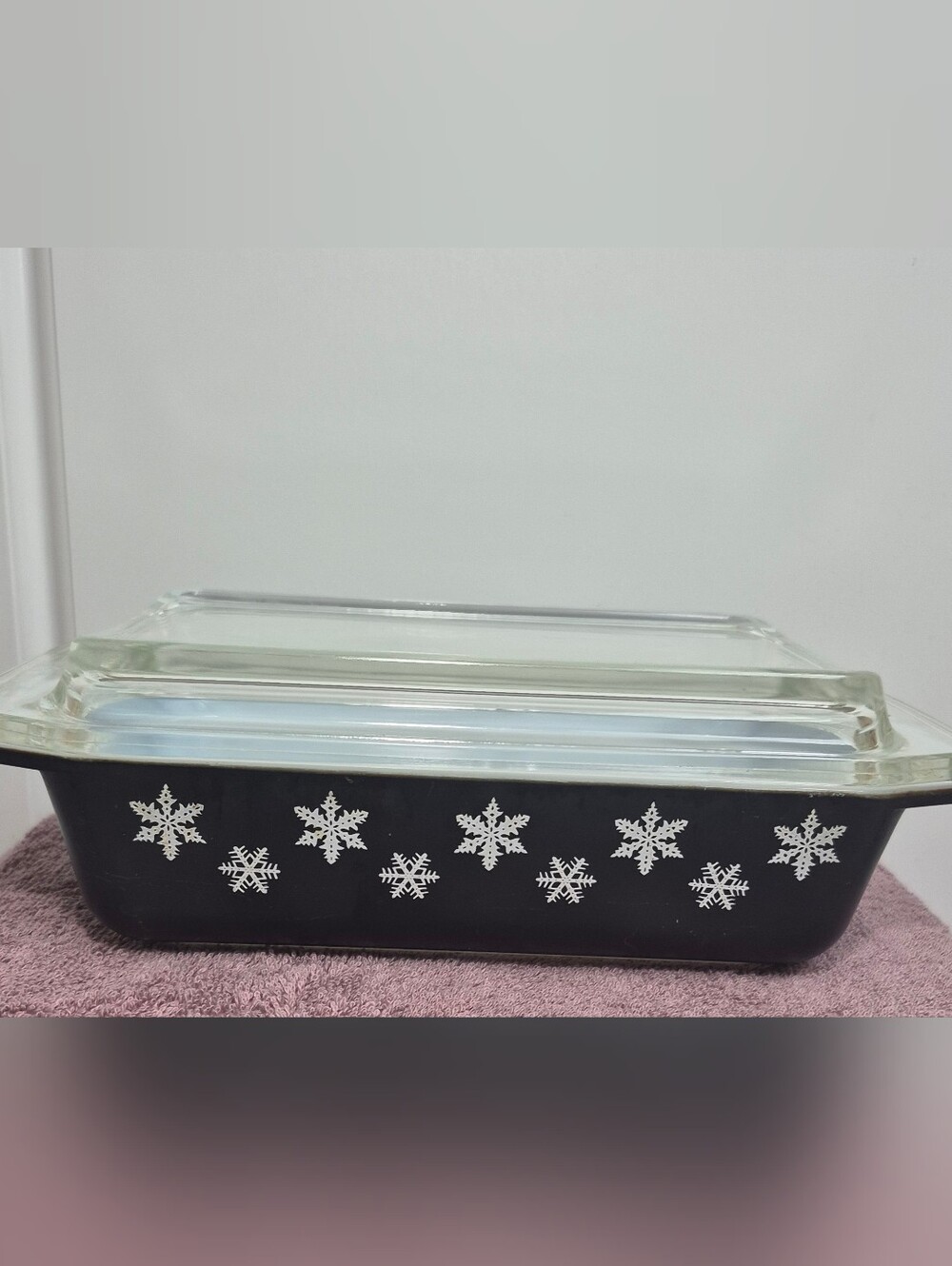 Pyrex Black Snowflake 575-B 2 qt casserole with Lid